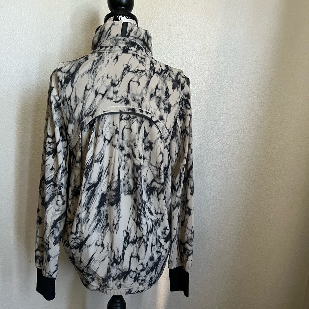 Lululemon windbreaker - Picture 6 of 9